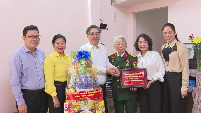 Lãnh đạo TP.HCM thăm gia đình chính sách - Ảnh 2.