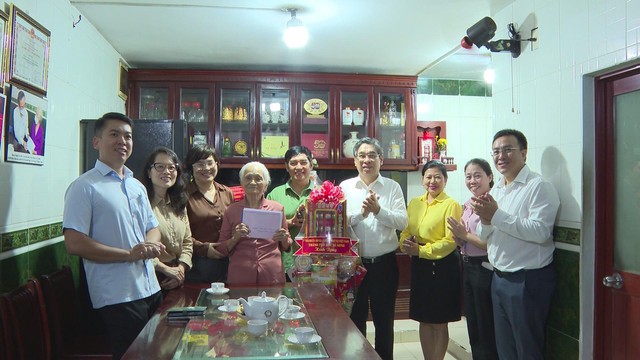 Lãnh đạo TP.HCM thăm gia đình chính sách - Ảnh 3.