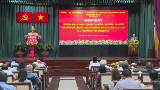 Phường Phú Nhuận trao huy hiệu đảng đợt 2/9 cho 40 đảng viên - Ảnh 1.