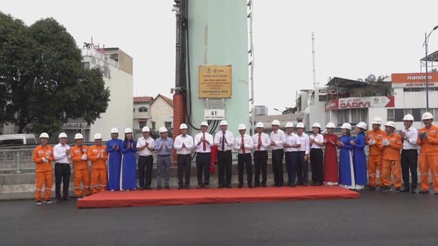 EVNHCMC gắn biển công trình thi đua chào mừng Quốc khánh 2/9 - Ảnh 1.