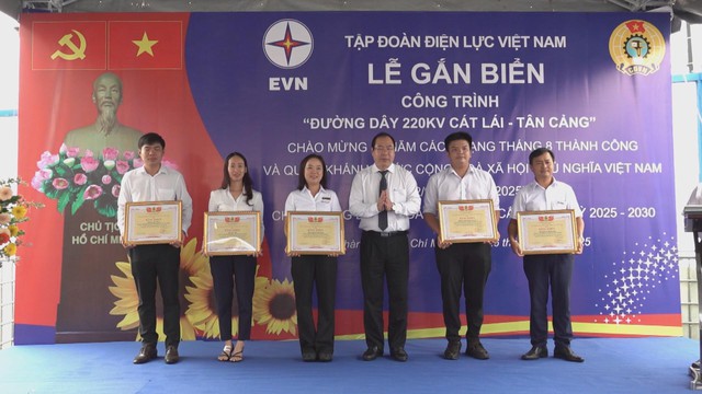EVNHCMC gắn biển công trình thi đua chào mừng Quốc khánh 2/9 - Ảnh 3.