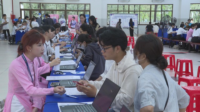 Trường Đại học Tôn Đức Thắng đón tân sinh viên thực hiện thủ tục nhập học - Ảnh 1.