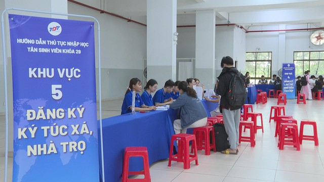 Trường Đại học Tôn Đức Thắng đón tân sinh viên thực hiện thủ tục nhập học - Ảnh 4.