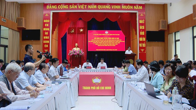 TP.HCM họp bàn lộ trình chuyển đổi xe buýt xanh: Nhiều lo ngại về chính sách và tính khả thi - Ảnh 2.