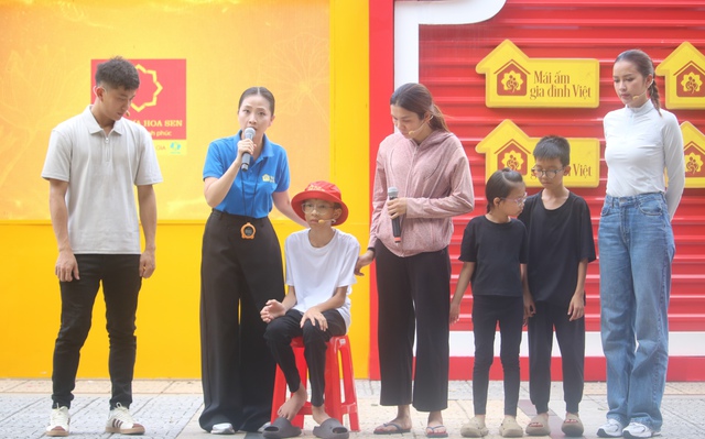 Hoa hậu Ngọc Châu và cầu thủ Phan Văn Đức có mặt trong "Mái ấm gia đình Việt" - Ảnh 4.