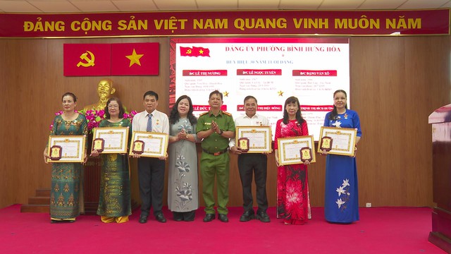 Phường Bình Hưng Hòa trao Huy hiệu Đảng cho 20 đảng viên dịp 2/9 - Ảnh 2.