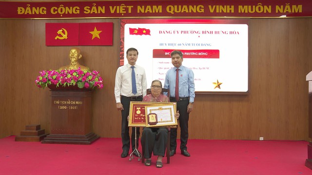 Phường Bình Hưng Hòa trao Huy hiệu Đảng cho 20 đảng viên dịp 2/9 - Ảnh 1.