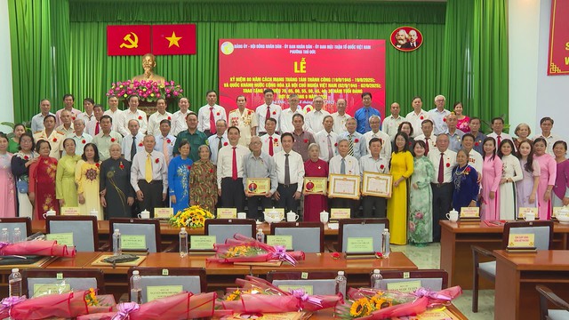 TP.HCM trao Huy hiệu Đảng kỷ niệm 80 năm Cách mạng Tháng Tám và Quốc khánh 2/9- Ảnh 2.