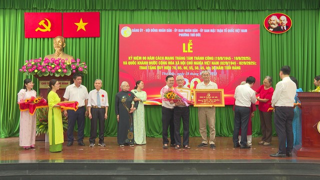 TP.HCM trao Huy hiệu Đảng kỷ niệm 80 năm Cách mạng Tháng Tám và Quốc khánh 2/9- Ảnh 1.