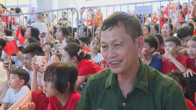 Người dân hào hứng cổ vũ các khối tham gia diễu binh, diễu hành - Ảnh 1.
