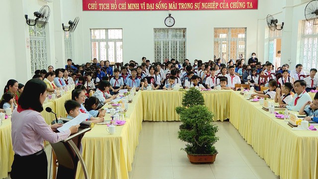 Phường Linh Xuân gặp gỡ tổng phụ trách Đội, bí thư chi đoàn trường học và thiếu nhi vượt khó học tốt - Ảnh 1.