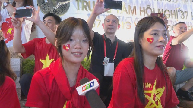 Người dân hào hứng cổ vũ các khối tham gia diễu binh, diễu hành - Ảnh 2.