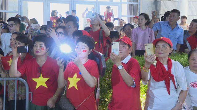 Người dân hào hứng cổ vũ các khối tham gia diễu binh, diễu hành - Ảnh 4.