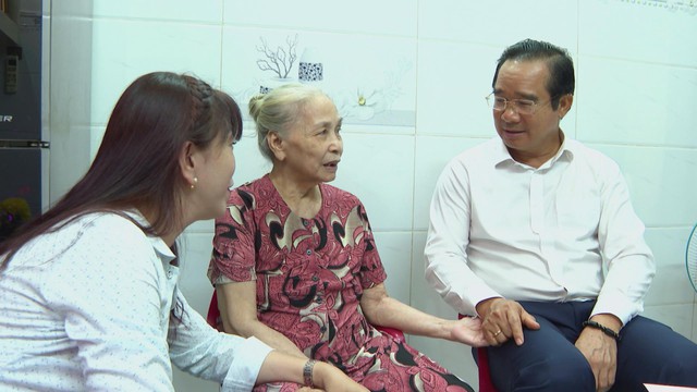 Chủ tịch UBND TP.HCM Nguyễn Văn Được thăm các Mẹ Việt Nam Anh hùng- Ảnh 1.