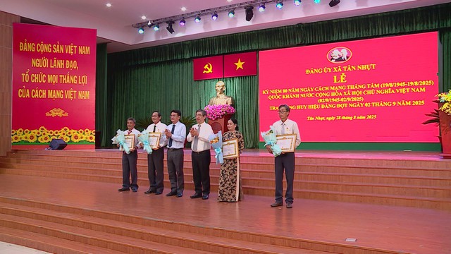 Lãnh đạo TP.HCM trao Huy hiệu Đảng tại xã Tân Nhựt dịp 2/9- Ảnh 2. Lãnh đạo TP.HCM trao Huy hiệu Đảng tại xã Tân Nhựt dịp 2/9- Ảnh 2.