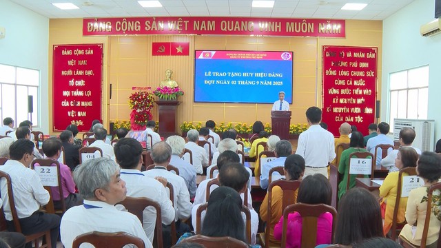 Phường Phú Định trao Huy hiệu Đảng đợt 2/9 - Ảnh 1.