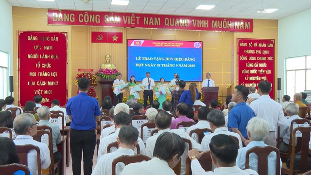 Phường Phú Định trao Huy hiệu Đảng đợt 2/9 - Ảnh 2.