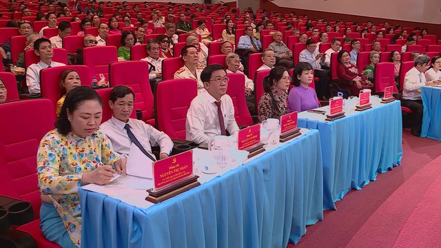 Đảng bộ phường Phú Lâm trao tặng Huy hiệu Đảng cho 40 đồng chí - Ảnh 1.