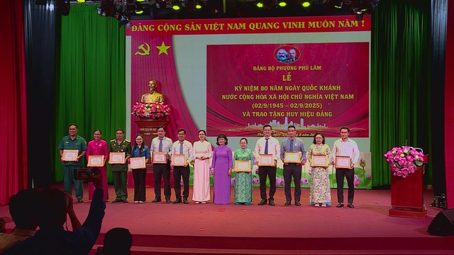 Đảng bộ phường Phú Lâm trao tặng Huy hiệu Đảng cho 40 đồng chí - Ảnh 2.