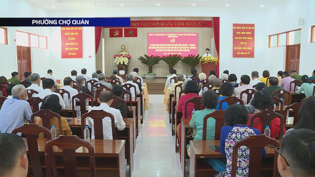 Phường Chợ Quán trao tặng Huy hiệu Đảng cho 31 đảng viên lão thành - Ảnh 1.