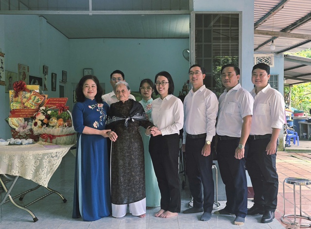 Lãnh đạo TP.HCM thăm Mẹ Việt Nam anh hùng - Ảnh 2.