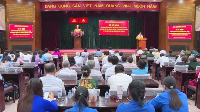 Phường Khánh Hội trao huy hiệu Đảng cho 27 đảng viên - Ảnh 1.