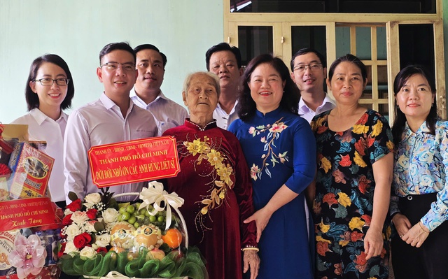 Lãnh đạo TP.HCM thăm Mẹ Việt Nam anh hùng - Ảnh 1.
