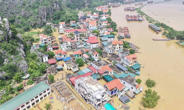 Ninh Bình: 3.000 người dân bị cô lập do nước lũ dâng cao - Ảnh 2.