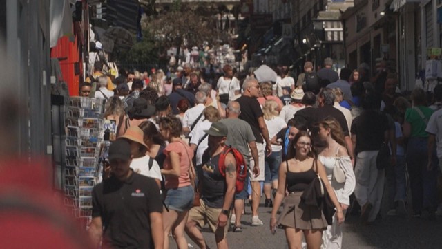 Paris đối mặt với bài toán "quá tải du lịch" - Ảnh 2.