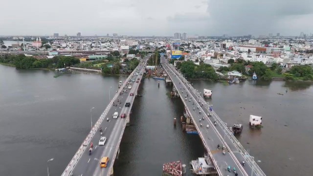 TP.HCM: Nâng tĩnh không cầu Bình Triệu 1, giao thông vẫn ổn định nhờ phân luồng hợp lý- Ảnh 3. TP.HCM: Nâng tĩnh không cầu Bình Triệu 1, giao thông vẫn ổn định nhờ phân luồng hợp lý- Ảnh 3.