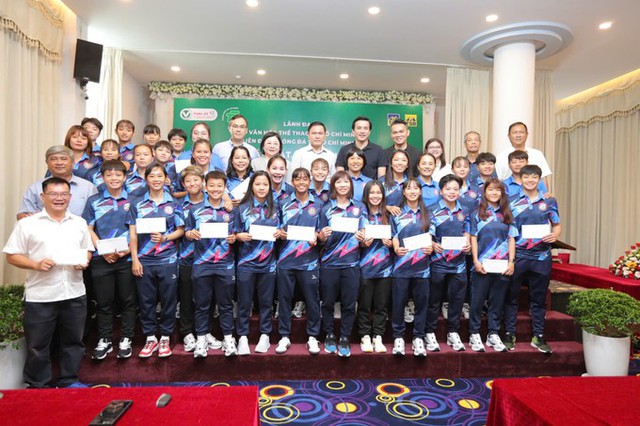 Lãnh đạo động viên đội bóng đá nữ TP.HCM trước mùa giải mới- Ảnh 2. Lãnh đạo động viên đội bóng đá nữ TP.HCM trước mùa giải mới- Ảnh 2.