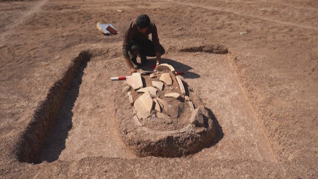 Iraq: Hạn hán làm lộ thiên nhiều ngôi mộ cổ- Ảnh 4. Iraq: Hạn hán làm lộ thiên nhiều ngôi mộ cổ- Ảnh 4.