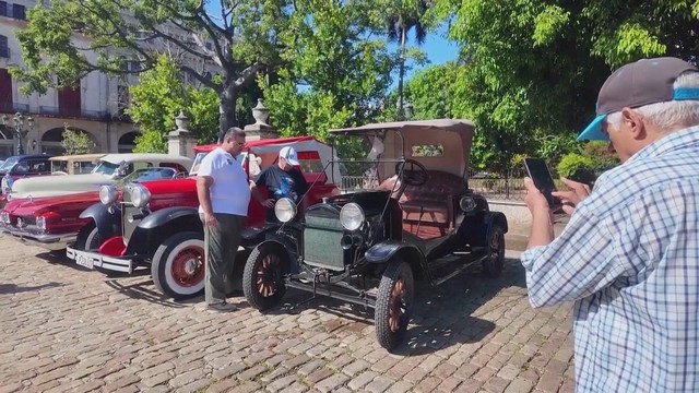 Cuba lần đầu tiên tổ chức cuộc thi xe cổ- Ảnh 6. Cuba lần đầu tiên tổ chức cuộc thi xe cổ- Ảnh 6.