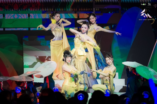 Đội "em xinh" Bích Phương mang “thiên đình” lên sân khấu - Ảnh 1.