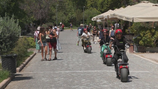 Athens: Cư dân "khu phố của các vị thần" phản đối du lịch quá mức  - Ảnh 3.