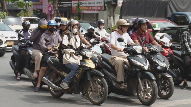 Người dân Hà Nội chống chọi với nắng nóng kéo dài - Ảnh 1.