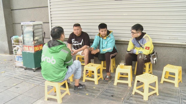Người dân Hà Nội chống chọi với nắng nóng kéo dài - Ảnh 3.