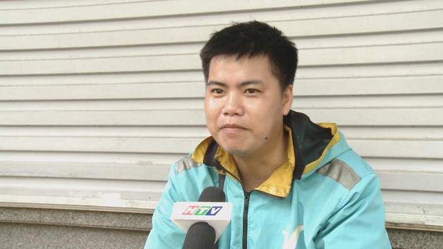 Người dân Hà Nội chống chọi với nắng nóng kéo dài - Ảnh 2.