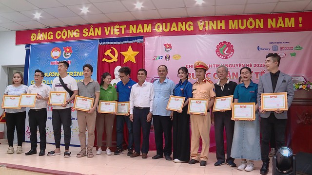 Đoàn tình nguyện HTV mang yêu thương về vùng đất Ngã Bảy  - Ảnh 1.