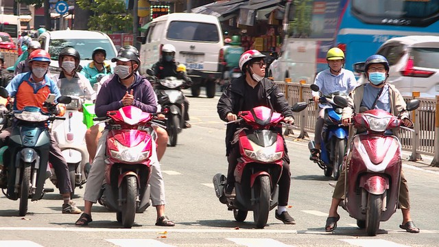 TP.HCM và "Hạn bà chằn": Nắng nóng gay gắt, nguy cơ sốc nhiệt gia tăng - Ảnh 1.