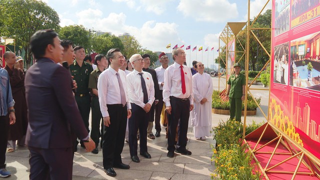 Khai mạc Triển lãm ảnh “Vinh quang 80 năm Quốc hội Việt Nam” tại TP.HCM - Ảnh 4.