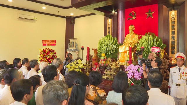 Lãnh đạo TP.HCM dâng hoa, dâng hương tưởng niệm Chủ tịch Hồ Chí Minh và Chủ tịch Tôn Đức Thắng - Ảnh 1.