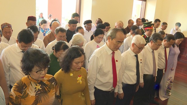 Lãnh đạo TP.HCM dâng hoa, dâng hương tưởng niệm Chủ tịch Hồ Chí Minh và Chủ tịch Tôn Đức Thắng - Ảnh 2.