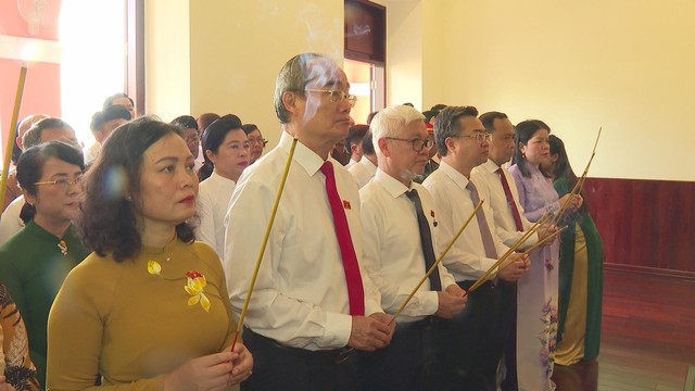 Lãnh đạo TP.HCM dâng hoa, dâng hương tưởng niệm Chủ tịch Hồ Chí Minh và Chủ tịch Tôn Đức Thắng - Ảnh 3.