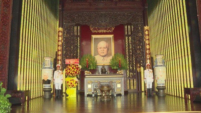 Lãnh đạo TP.HCM dâng hoa, dâng hương tưởng niệm Chủ tịch Hồ Chí Minh và Chủ tịch Tôn Đức Thắng - Ảnh 4.