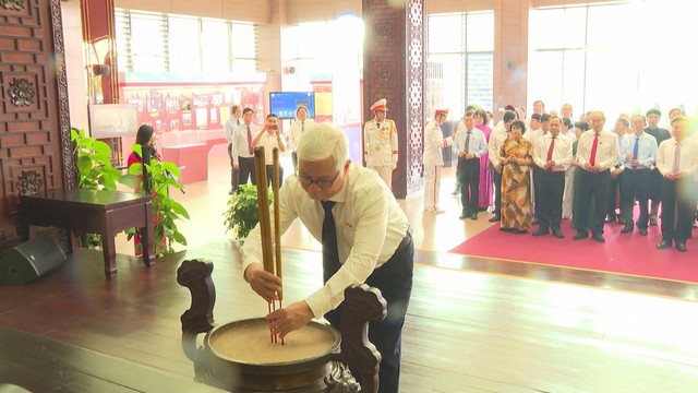 Lãnh đạo TP.HCM dâng hoa, dâng hương tưởng niệm Chủ tịch Hồ Chí Minh và Chủ tịch Tôn Đức Thắng - Ảnh 5.