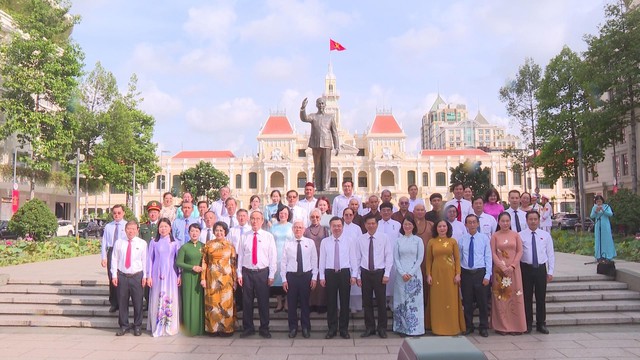 Lãnh đạo TP.HCM dâng hoa, dâng hương tưởng niệm Chủ tịch Hồ Chí Minh và Chủ tịch Tôn Đức Thắng - Ảnh 6.