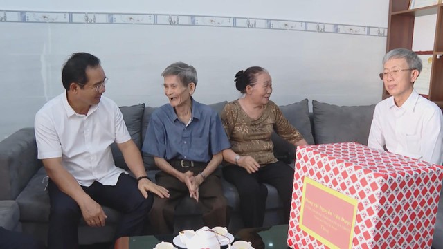 Chủ tịch UBND TP.HCM thăm, tặng quà cựu tù chính trị tại Côn Đảo - Ảnh 1.