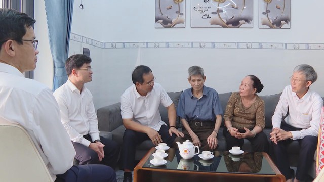 Chủ tịch UBND TP.HCM thăm, tặng quà cựu tù chính trị tại Côn Đảo - Ảnh 2.