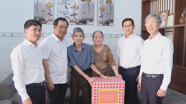 Chủ tịch UBND TP.HCM thăm, tặng quà cựu tù chính trị tại Côn Đảo - Ảnh 3.